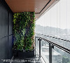 阳台植生墙
阳台原有倾斜地面经过平整修饰，并运用小型植裁创在出放松身心的绿意植生墙 形塑成与自然共生的观景廊道。