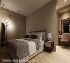 静谧舒眠
运用床头背墙形成独立更衣室，透过机能切割与配置，佐以灰系奶茶色的漆面彩度，让睡眠区回归素雅单纯的气质底蕴。