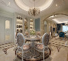 白色欧式古典风格餐桌在餐厅中央，其定夺了空间焦点，十分大气、华丽。