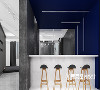 白色大理石底座作为咖啡桌，与灰蓝色墙壁形成对比，通过细微的纹路变化，透出一股自然清净的艺术气息。