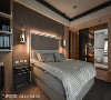 舒眠氛围
床头两侧垂挂现代感十足的风格灯饰，替温润质感的卧室空间注入一抹时尚风采。