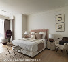 主卧房
大面积的墙面留白仅搭配细致古典线板收框，透过家俱家饰的选搭，营造温暖柔和的卧房气息。