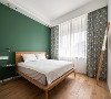 卧室的背景墙是采用的墨绿色的艺术涂料搭配窗帘及原木色的地板简约清新。