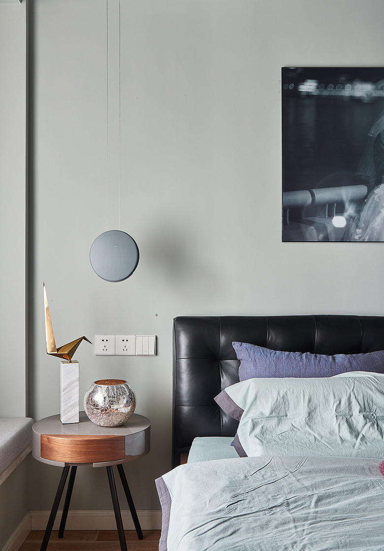 卧室图片来自家装大管家在116平现代混搭3居 心动的感觉的分享