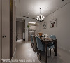 风格元素
美式与当代折衷诠释的住宅案，设计师张静峰在简约空间背景中置入风格强烈的吊灯装置。