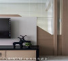 丰富层次
电视墙一角有直角、斜切面的丰富线条感，与木材、玻璃的多元材质呈现，玻璃界面有助位于两个房间的家人相互沟通，提升空间趣味性。