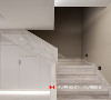 通往地下室的楼梯采用天然纹理的瓷砖，让空间的起承转合过渡得自然优雅。
