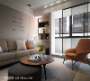客厅设计
顺应空间结构，宽敞的前阳台门片镶嵌的黑框，呼应橘色单椅的金属脚，在形体与色彩的对应形塑舒适的平衡感。