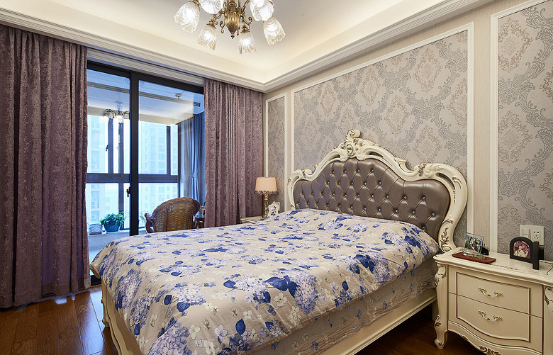 卧室图片来自家装大管家在89平新古典时尚居 线条勾勒空间的分享