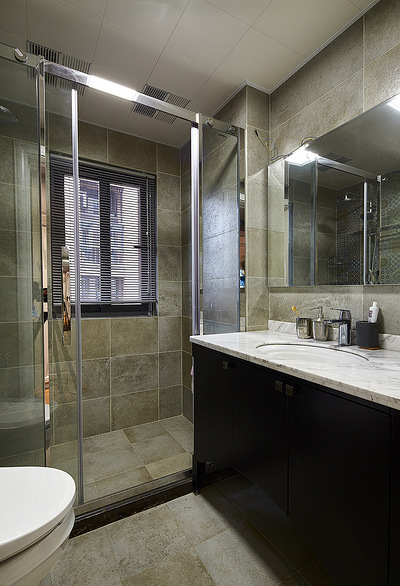 卫生间图片来自家装大管家在123平简洁现代3居 实用精致生活的分享