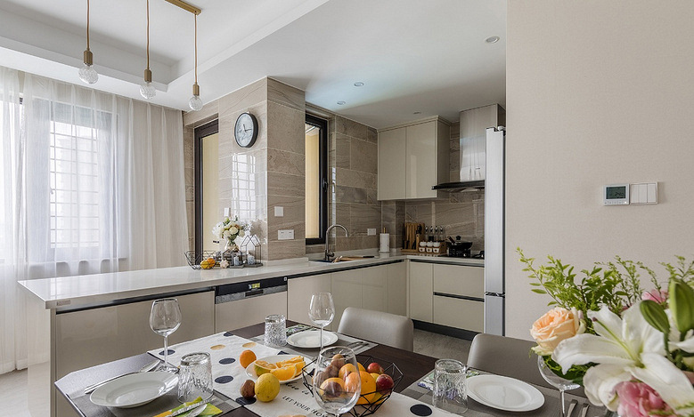 厨房图片来自家装大管家在145平现代舒适3居 低调奢华世界的分享