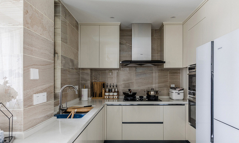 厨房图片来自家装大管家在145平现代舒适3居 低调奢华世界的分享