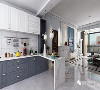 开阔的浅灰色空间色彩设计，避免了纯白色的清冷，中和了纯灰色的柔雅，简单舒适的客厅自动带入休息次元，开阔干净的厨房让人不由自主爱上烹饪。