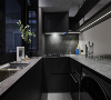 美型厨房
黑色柜体与灰色纹理台面，禾熙室内装修设计为重视生活品味的屋主打造了兼具美感与机能的美型厨房。