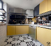 厨房主题颜色还是房主最喜欢的黄色。黑、白、黄三种颜色搭配是最经典的，经久不衰。黑色小方砖做厨房操作区，衬托出明黄色的鲜活生动。大面积白砖通明透彻。