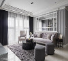 低彩度质感
以低彩度的灰色铺陈新古典的优雅感，棉麻材质的沙发软件，及深灰的圆椅，为空间营造出深浅的对比层次感。