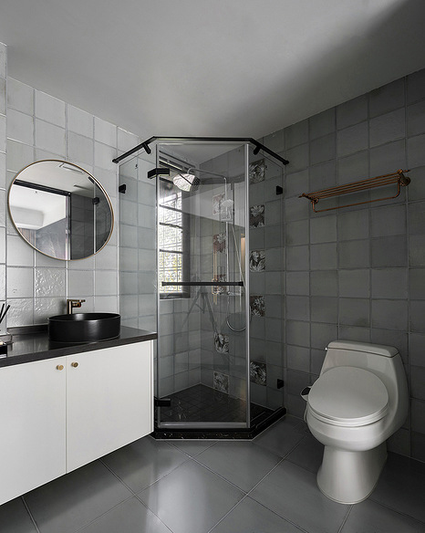 卫生间图片来自家装大管家在110平深色系现代3居 经典黑白灰的分享