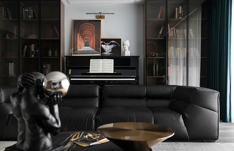 客厅图片来自家装大管家在110平深色系现代3居 经典黑白灰的分享