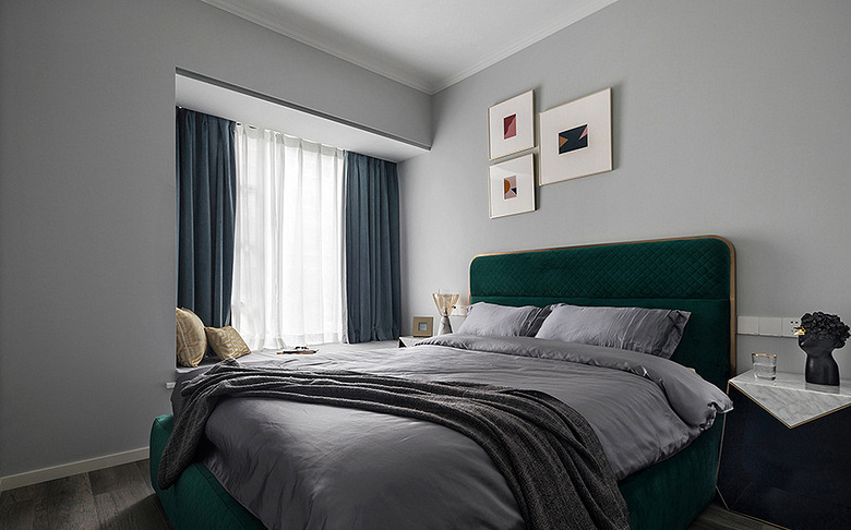 卧室图片来自家装大管家在110平深色系现代3居 经典黑白灰的分享