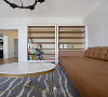 空间上结构布局的简易会让生活方式更加的轻松，沙发贴近书架，平时百无聊赖的时候，随手即可拿到一本心爱读物。