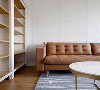 静素简洁，沙发和书柜板架的用色让人有种自然质朴的感觉。