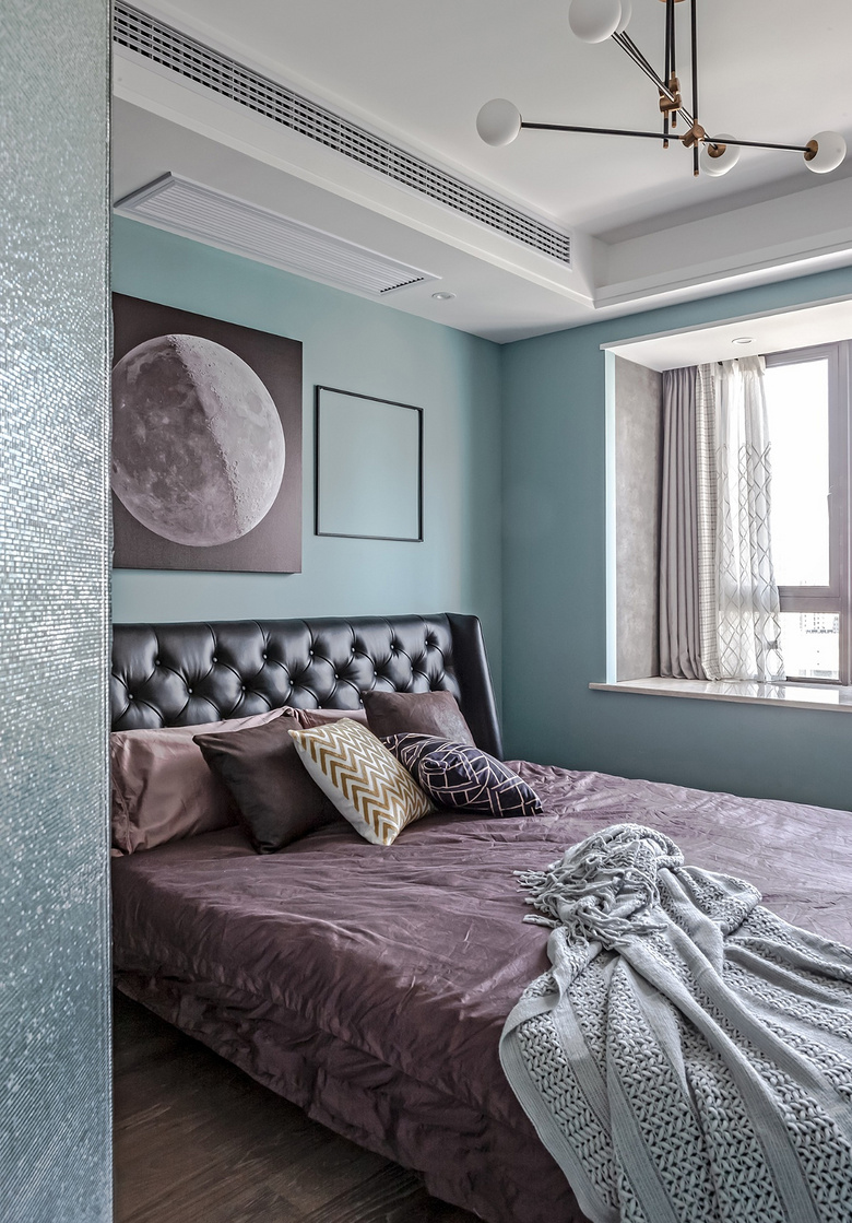 卧室图片来自家装大管家在89平现代时尚家 黑白灰也是美的分享