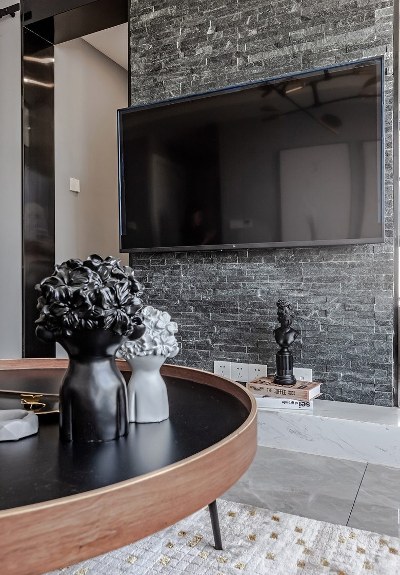 客厅图片来自家装大管家在89平现代时尚家 黑白灰也是美的分享