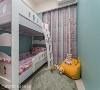 儿童房
年纪还小的两个女儿共用儿童房，选用Tiffany蓝作为墙面主色，调和粉红色系的家具和寝具，让空间层次更丰富。