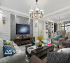 客厅是一家人休闲会客的空间，装修的主色调为白色，配以深色的家具再加以浅灰色的电视背景墙为过渡，设计感比较简约，清新的美式风格给人温馨的感觉。