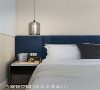 主卧房
主卧房采用深蓝色绒布做为床头背板，佐上当代造型的灯饰与订制床头柜，展现新时代的气韵神采。