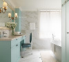 以往常见洁白的卫浴空间，这次我们以蓝绿色打造不同风情，带点法式情调，搭配镜面的双壁灯，显得精致优雅。