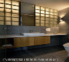 客用厕所
为让空间内的采光更加通透，主卧卫浴与客用厕所间使用玻璃砖材质，让双向光线都能彼此串联。
