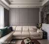 细致精工设计
蔡岳儒设计师选以锻造处理的雕花造型屏风，搭配线性分隔的沙发背墙，为空间增添精致的设计美感。