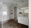 客浴设计
缩减尺度的客浴空间，简单俐落的干湿分离卫浴规划，达到小巧实用且便于清洁的效果。