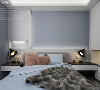 延续空间、色彩、材质搭配的设计手法，以白色烤漆面板和灰蓝色墙漆的组合造型作为沙发背景墙，