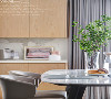 白色大理石台面餐桌与米咖色皮质餐椅可谓是绝佳结合，无论是色彩上的和谐过渡还是材质上的刚柔并济，都恰到好处。