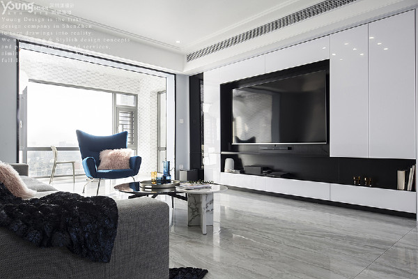 客厅以白色为主,灵活搭配灰色与蓝色,在色调的深与浅之间,空间更显