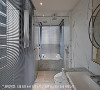 透明隔间
卫浴空间经过格局微调后变得广阔气派，使用起来更加畅意舒适。