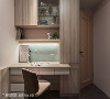 小孩房(二)
轻浅漆色搭配温润木质书桌柜体与墙面侧板，营造空间的轻松舒适调性。