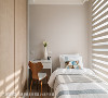 次卧空间
考虑未来将次卧作为小孩房，陈元旻设计师以藤色漆铺叙墙面，带出温暖空间调性。