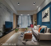客厅
贯穿休闲宅的设计主轴，设计师特别选用温润木质设计语汇，铺叙温感色系，缀以鲜明的普鲁士蓝，砌筑出舒活休闲的宅空间。