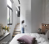 主卧室
以白色为主视觉并引景入室，描摹清新无压构图，消弭小坪数的狭窄拥塞感。