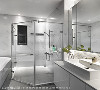 浴厕
透过客变在浴厕置入浴缸，并以白色大理石铺述恢弘大气视觉，金色水龙头提炼低调奢华气韵。