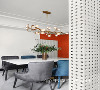 一角的暖气片成为墙上的一道风景线，珊瑚橙墙面与宝石蓝餐椅，融入的是简简单单的舒适感。