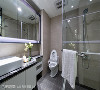 卫浴
微调格局后，卫浴空间随之变大，加上镜面、灯条及玻璃材质的运用，呈现简洁俐落的现代感。