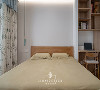 床头的吊灯和线型灯带，控制了照明的两个方向，共同形成了错落有致的光源。赋予空间更多的随意性，和睡前仪式感。
