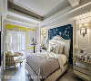 主卧室
选用象征欧洲皇室的黄色，强调尊贵感，佐手工雕花、牡丹壁布尽显雍容华贵之气。