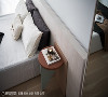 床头设计
床头背墙以钢刷木皮铺陈，搭配几何图形组成的床头柜既简约又具独特设计感。
