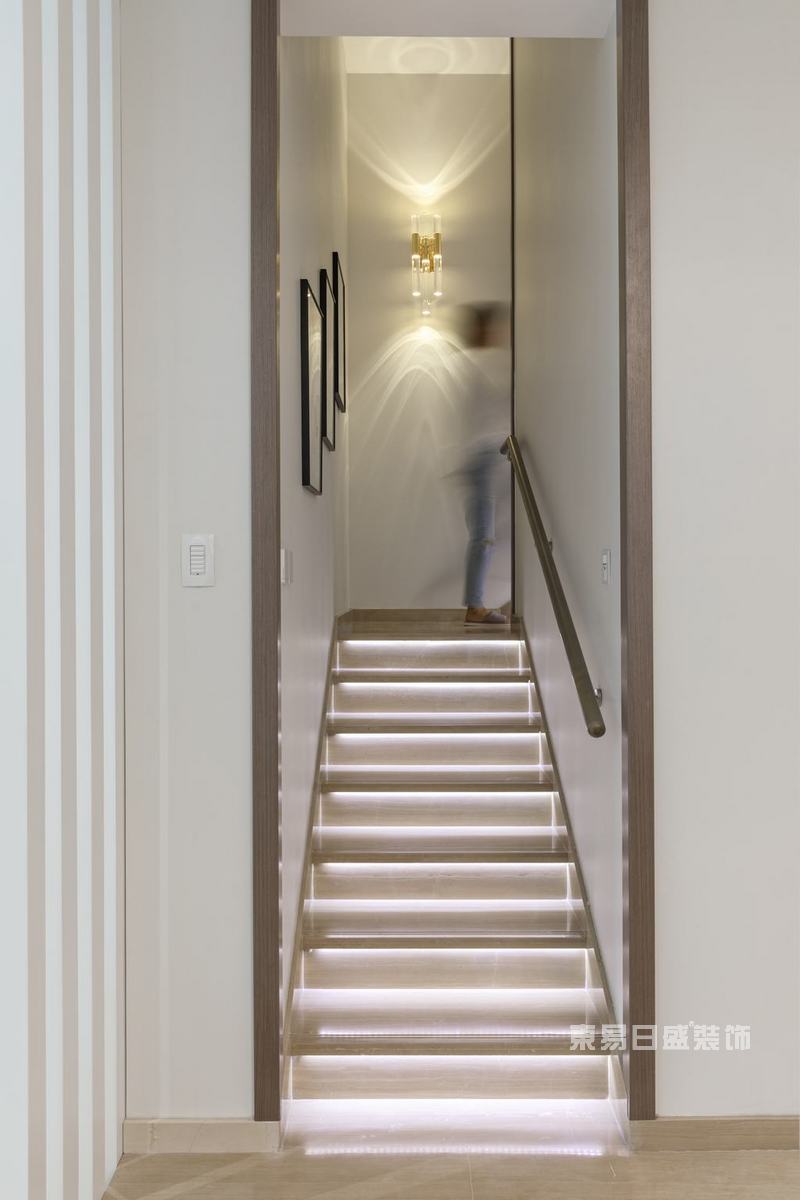 简约 别墅 楼梯图片来自东易日盛家居装饰集团在江南山水-现代简约装修风的分享