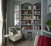 以带蓝的灰色打造出沉稳书房，而在书房与客厅之间开小窗串联彼此，家人身处不同空间也可以知道彼此动向，增加生活中的趣味。